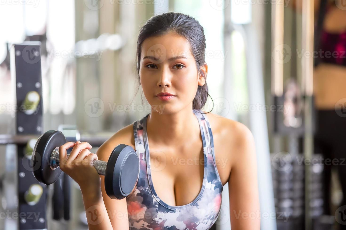 giovane donna asiatica allenamento ed esercizio in palestra. foto