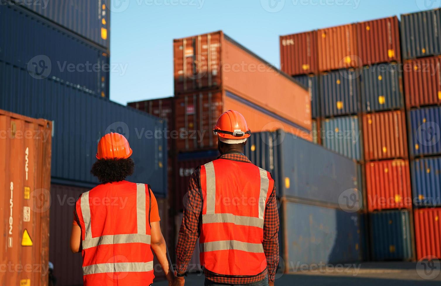 scatola dei contenitori di carico di controllo del caposquadra dalla nave da carico per l'importazione e l'esportazione. foto
