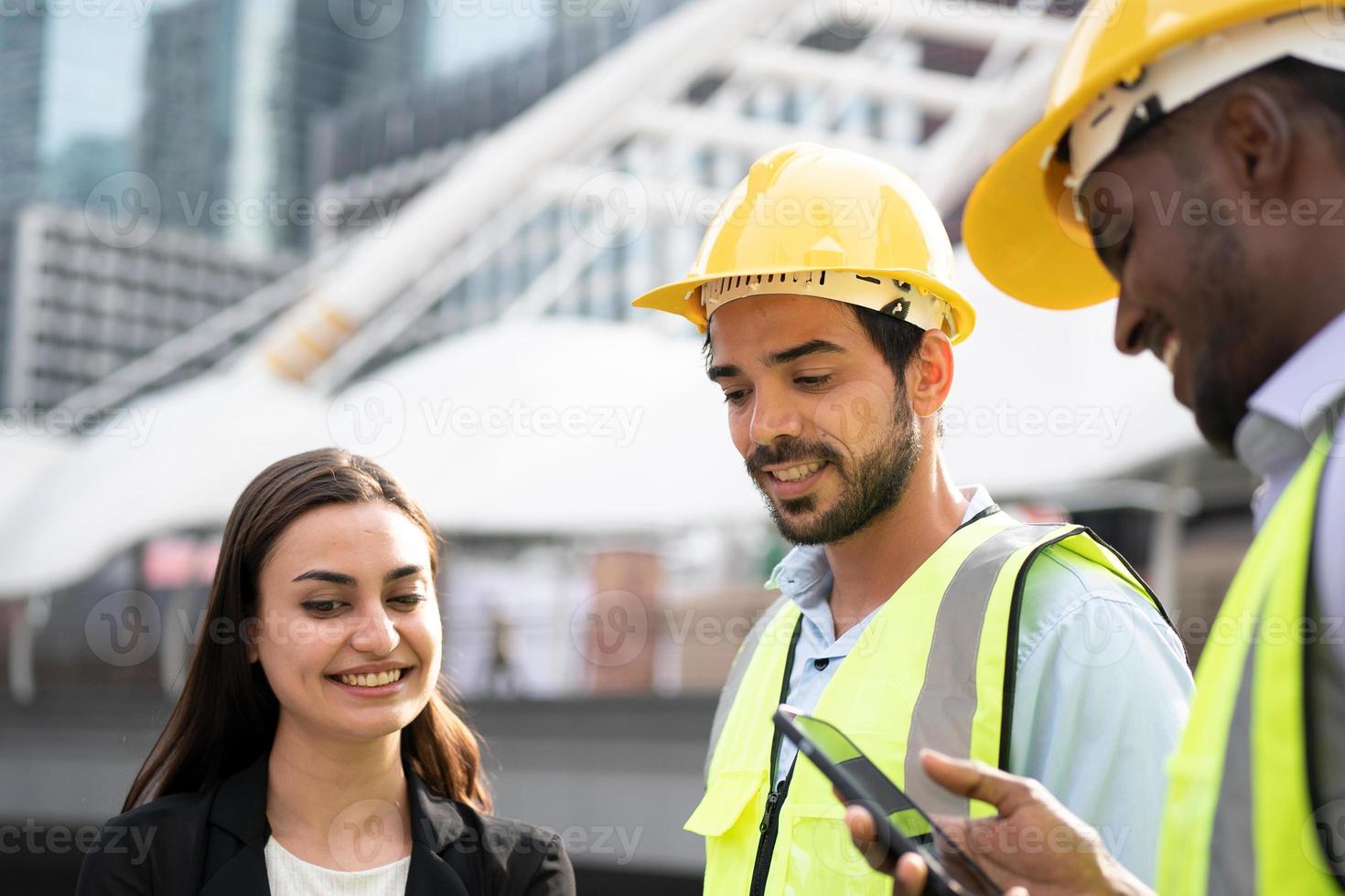 donna d'affari e lavoratore che discutono con l'ingegnere in cantiere. foto