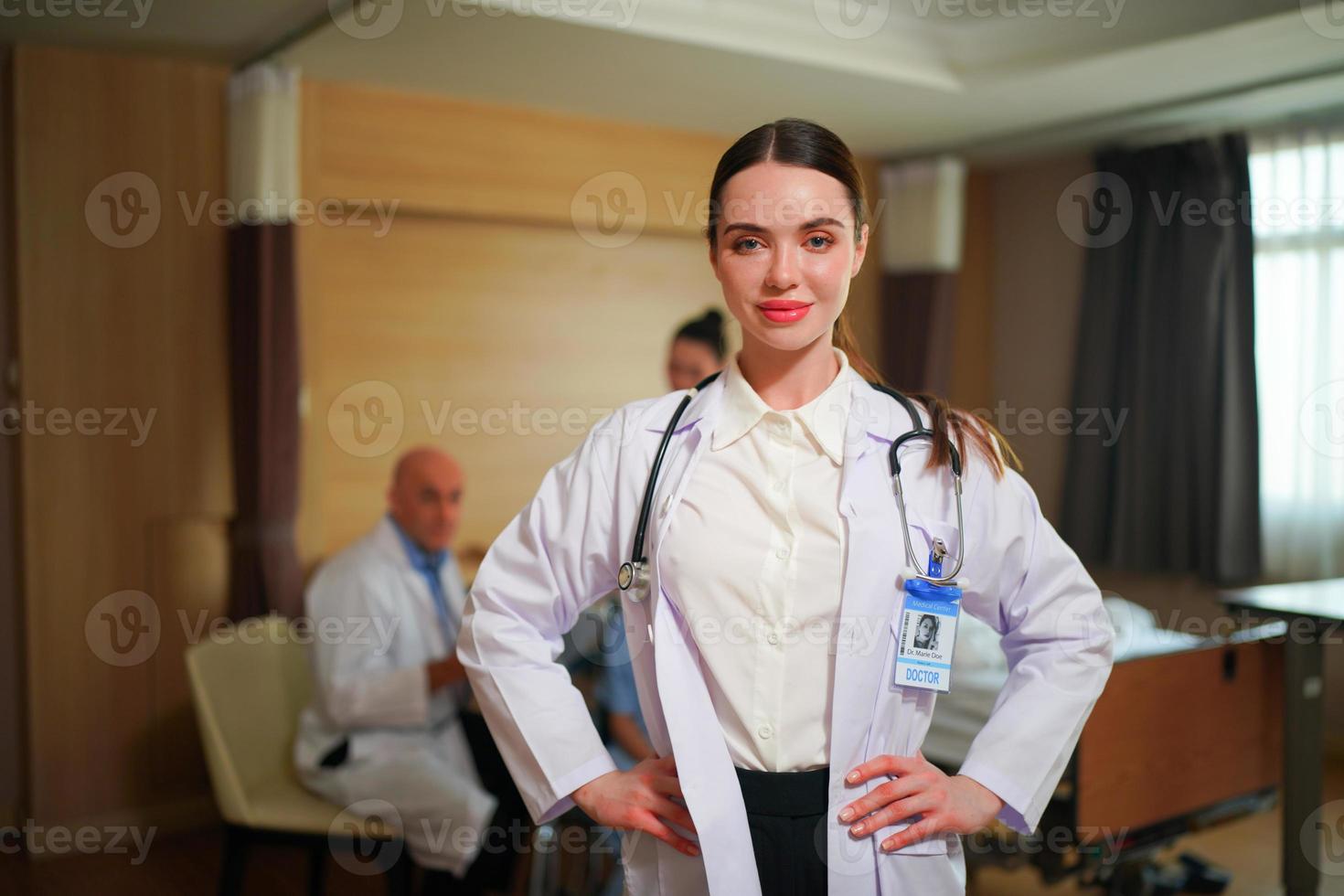 team di infermieri e medici pronti per la giornata di lavoro foto