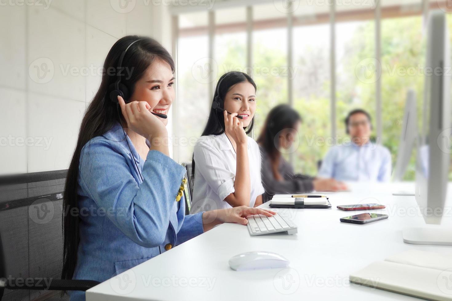 concetto di squadra di servizio. vendita di operatori o contact center in ufficio, call center per le informazioni, ufficio di supporto alle vendite del team professionale di qualità. azienda rappresentativa del posto di lavoro dell'ambiente. foto