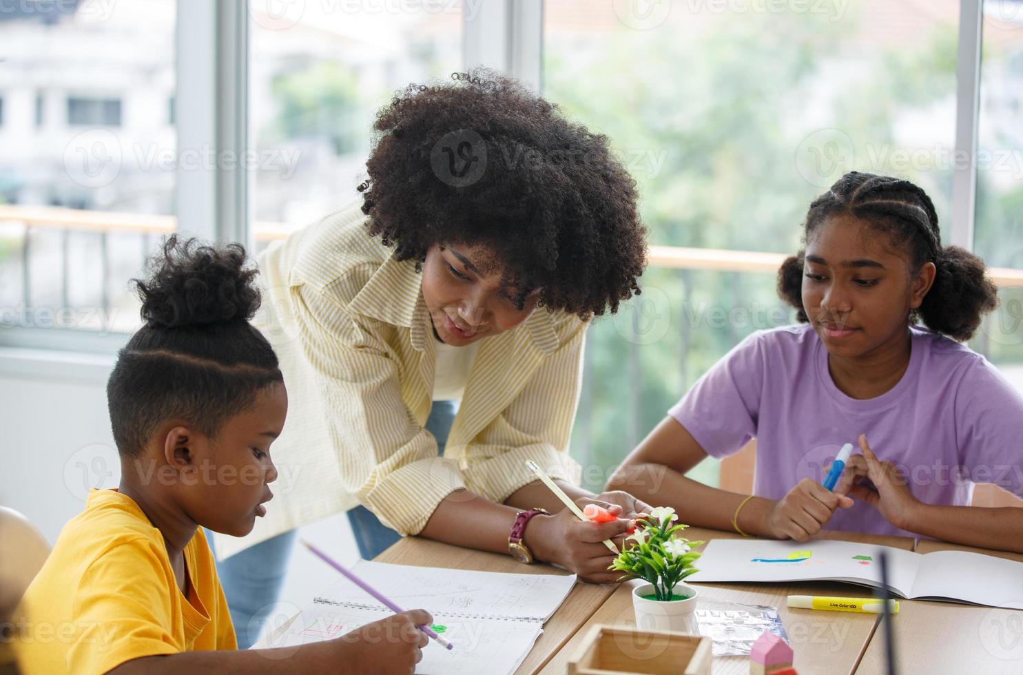 i bambini afroamericani studiano con gli amici in classe. foto