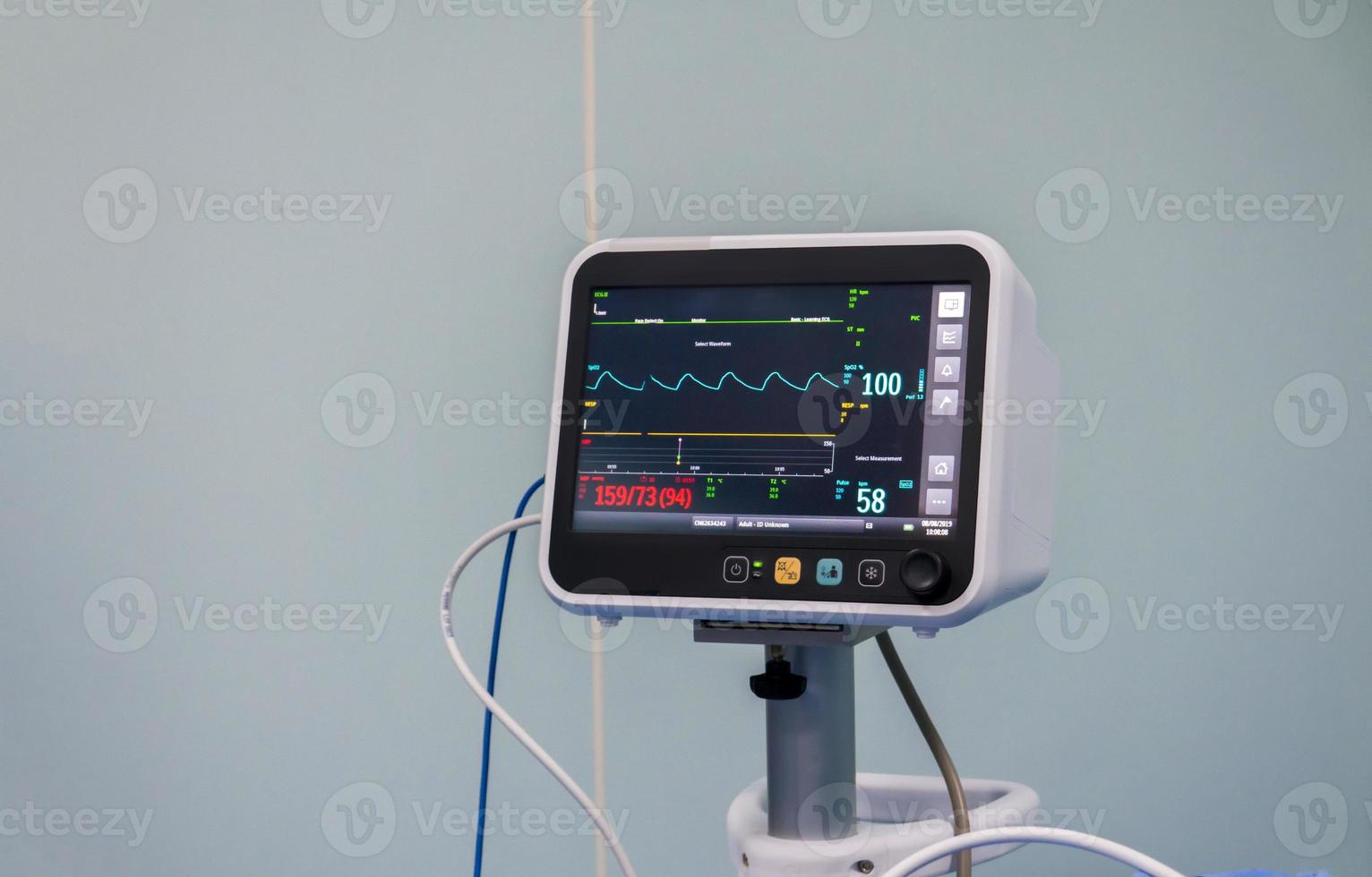 cardiofrequenzimetro nella stanza del paziente, un monitor medico che mostra i segni vitali foto