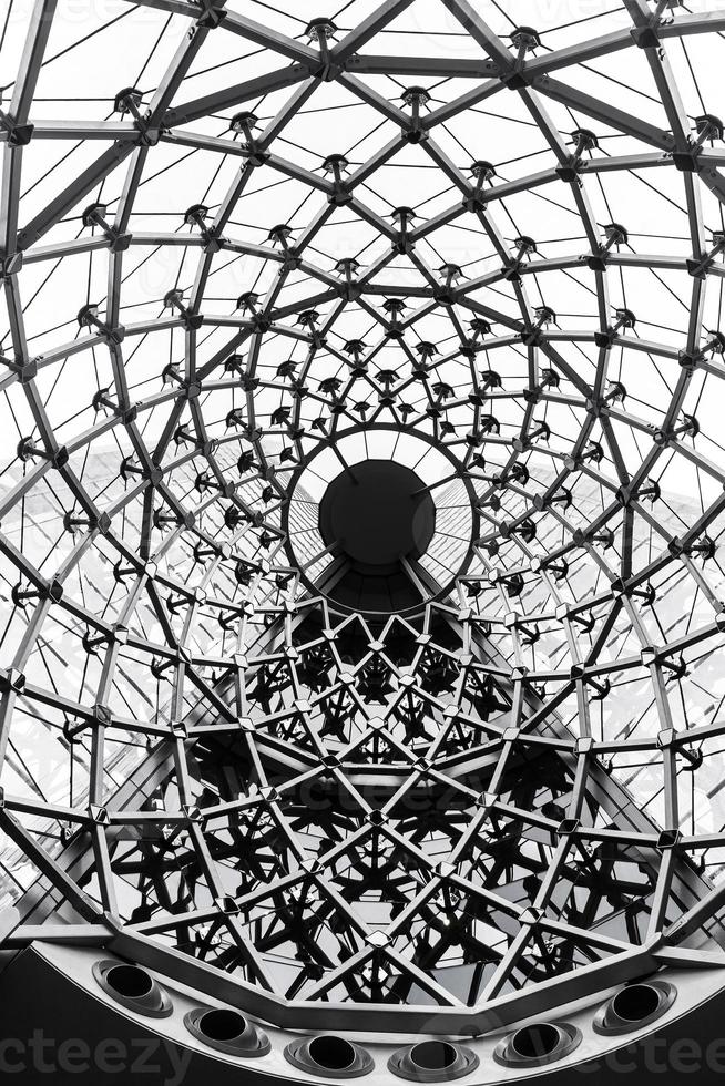 struttura a molti piani come un tetto di architettura a vortice realizzato in materiale metallico per collegare il tubo web sullo sfondo dell'ornamento astratto. foto