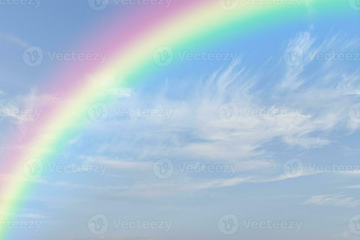 arcobaleno sul cielo blu con sfondo nuvola bianca. foto