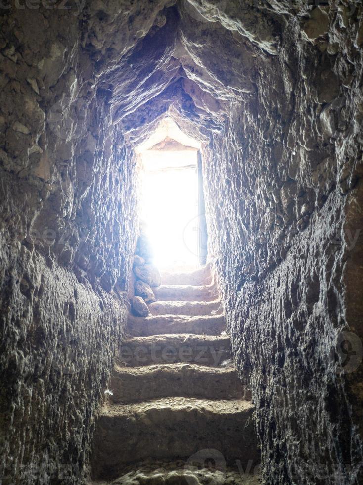 scale ingresso sottopassaggio tunnel scavato nella roccia foto