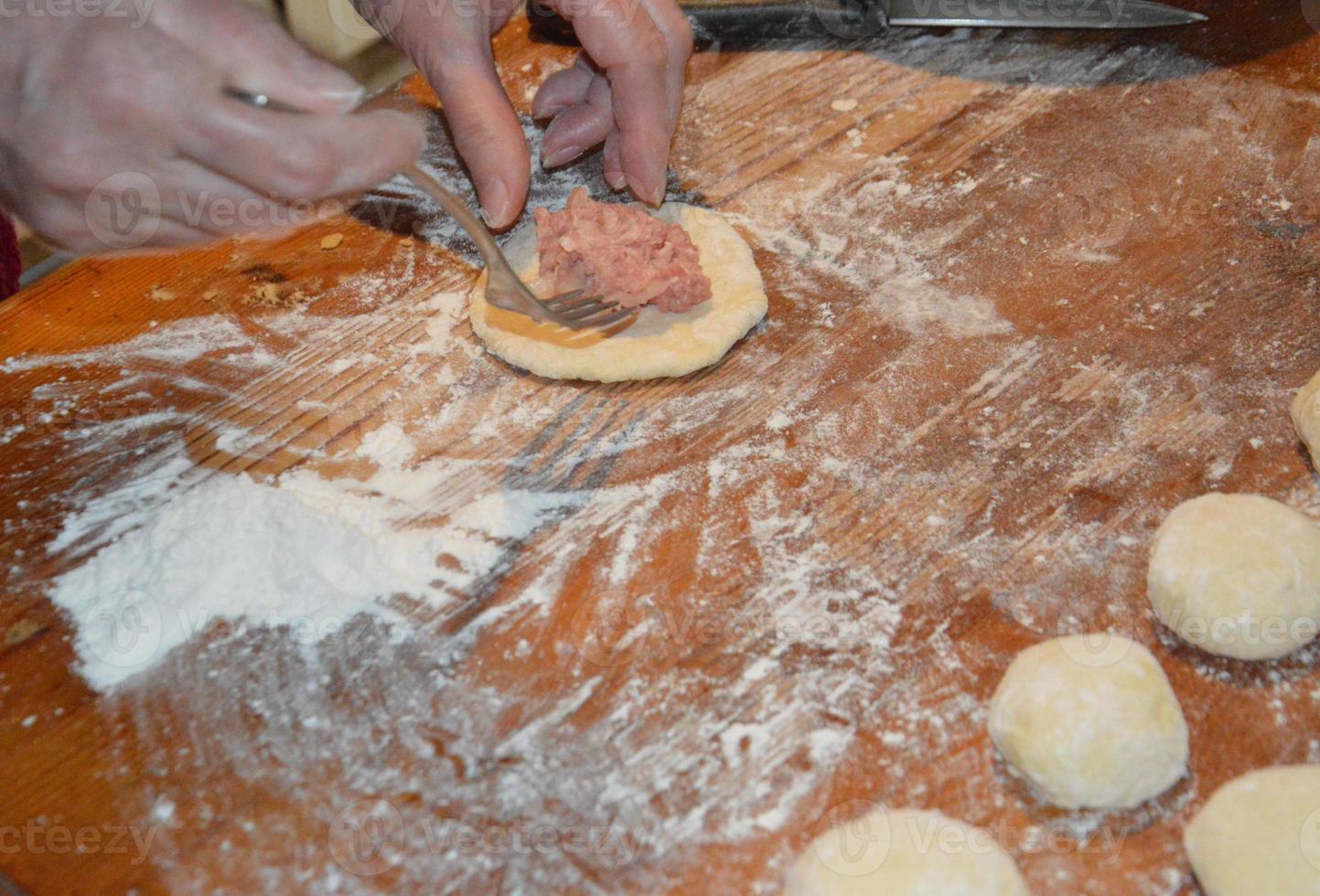 cucinare bianchi fatti in casa con carne su pasta lievitata foto