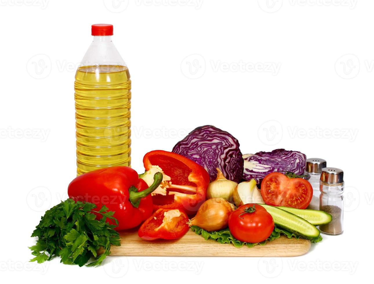 olio di semi di girasole e verdure per la preparazione di insalata foto