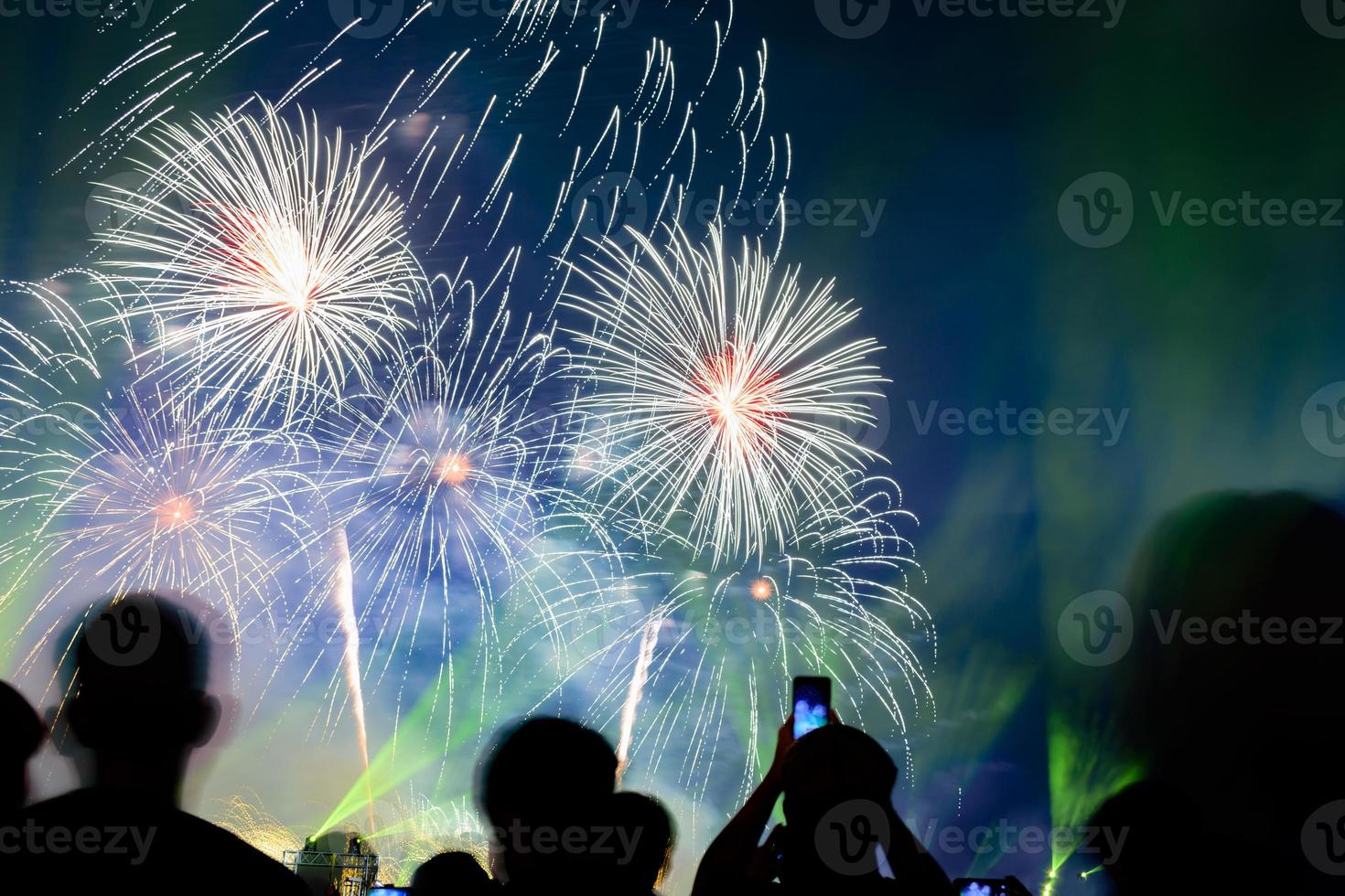 folla che guarda i fuochi d'artificio e celebra la città fondata. bellissimo spettacolo pirotecnico colorato nell'urbano per la celebrazione su sfondo notte oscura. foto