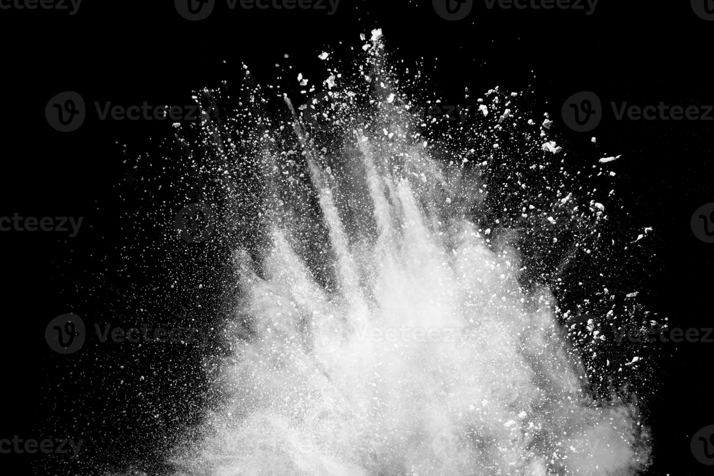 esplosione di polvere bianca nuvole. congelare il movimento di schizzi di particelle di polvere bianca. foto