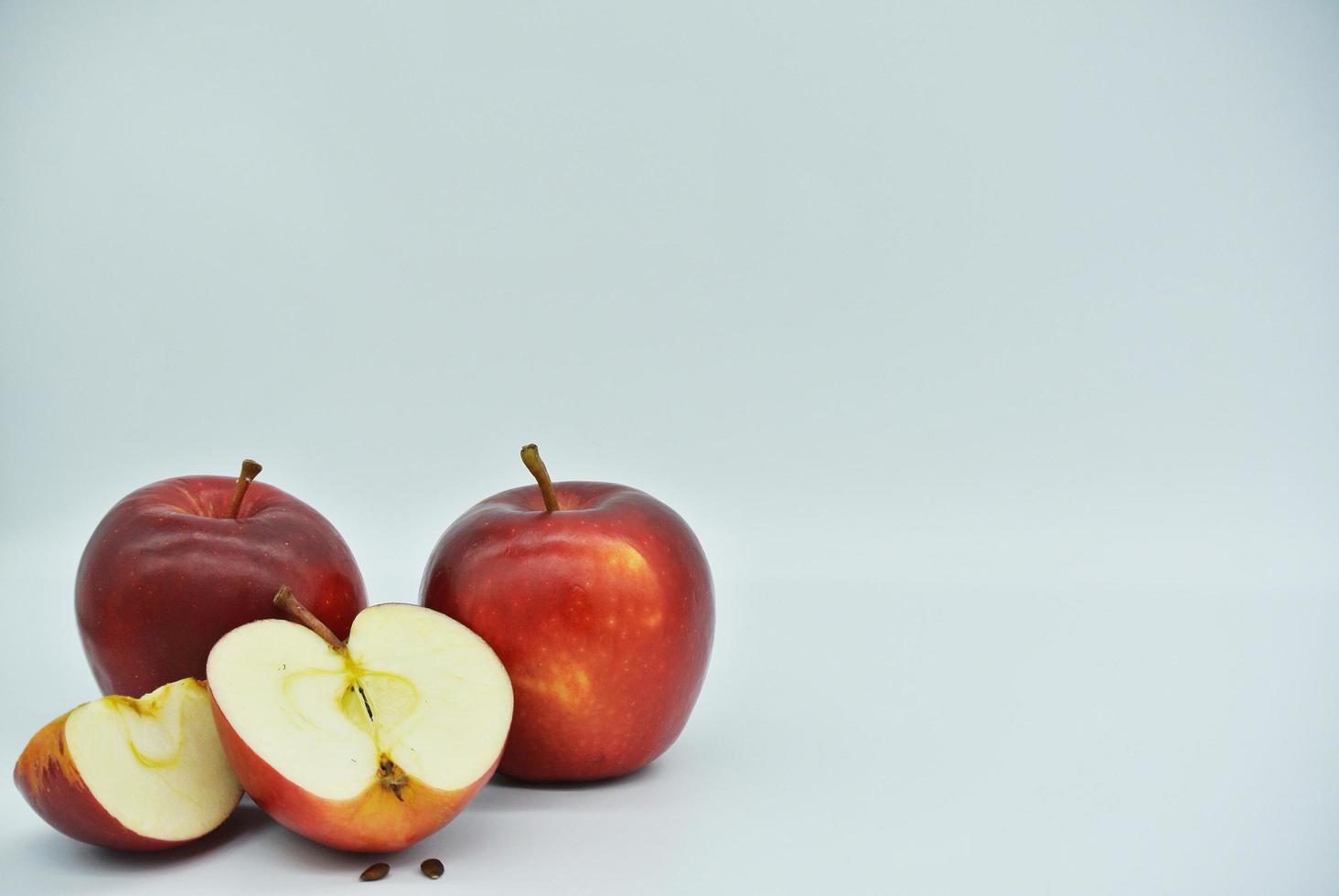 mela rossa matura fresca e spazio per copia spazio, messaggio, informazioni, testo, pubblicità, annuncio e altro, frutta mela rossa matura con metà mela e foglia di mela verde foto