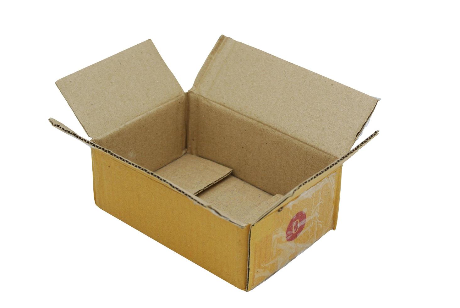 primo piano di una scatola di cartone su sfondo bianco. scatola di cartone marrone isolata su sfondo bianco con tracciato di ritaglio foto
