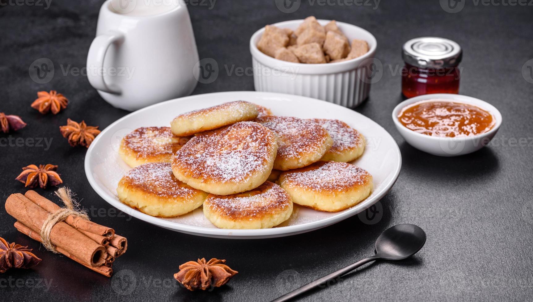 frittelle di ricotta con avena, syrniki su fondo rustico nero foto