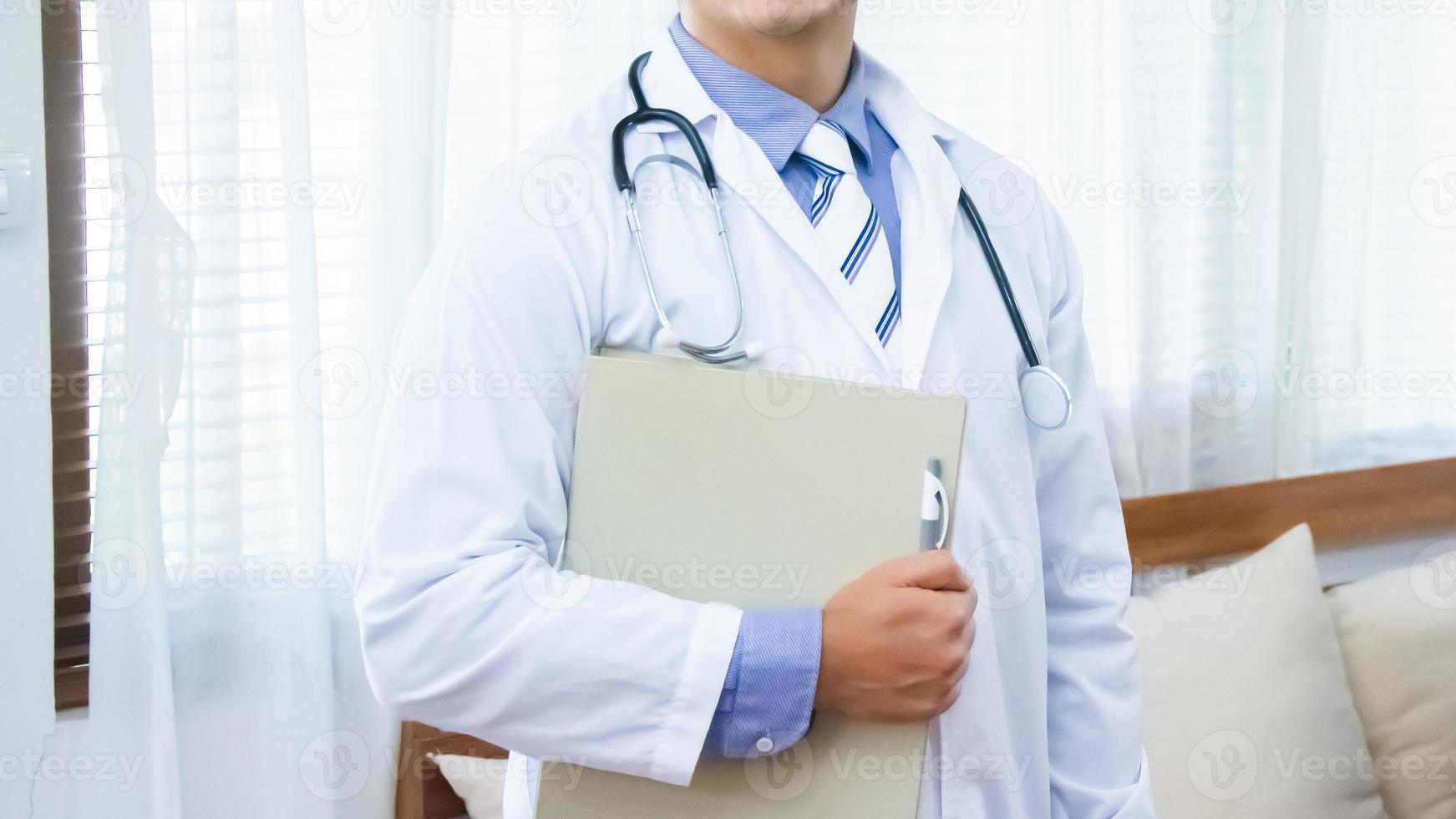 concetto di assistenza sanitaria e medico con lo stetoscopio in mano foto