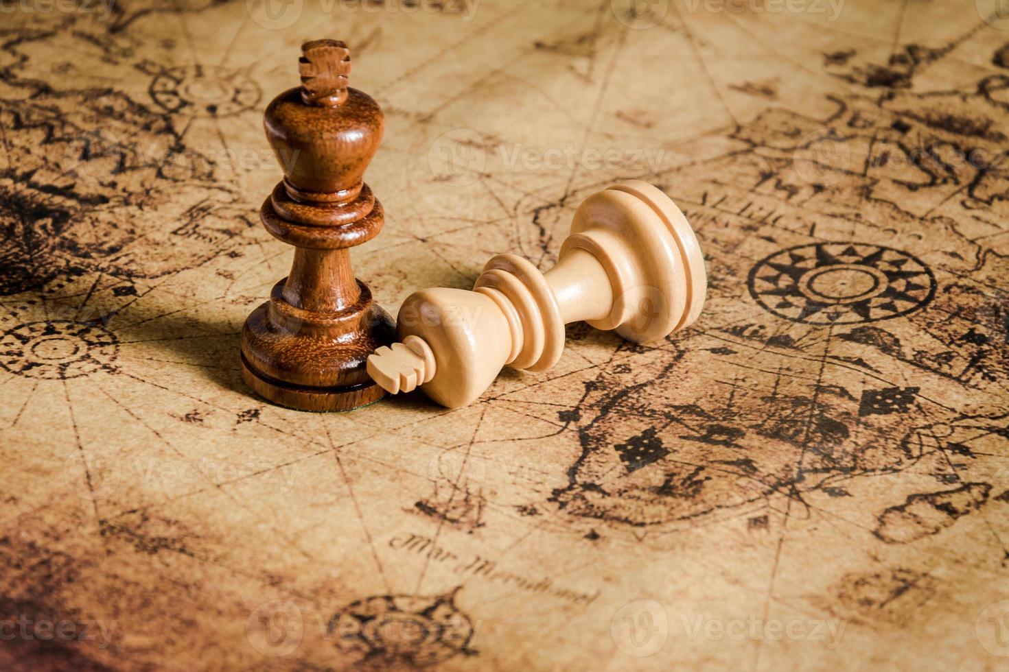 figura di scacchi sul concetto di sfondo mappa per idee foto