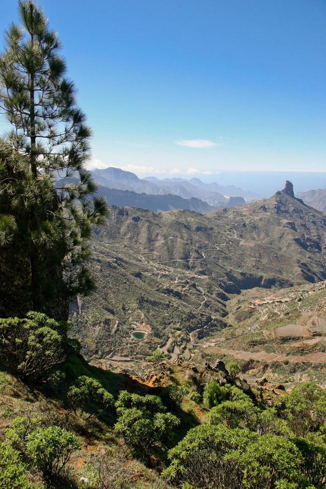 una vista panoramica delle montagne e delle valli di gran canaria foto