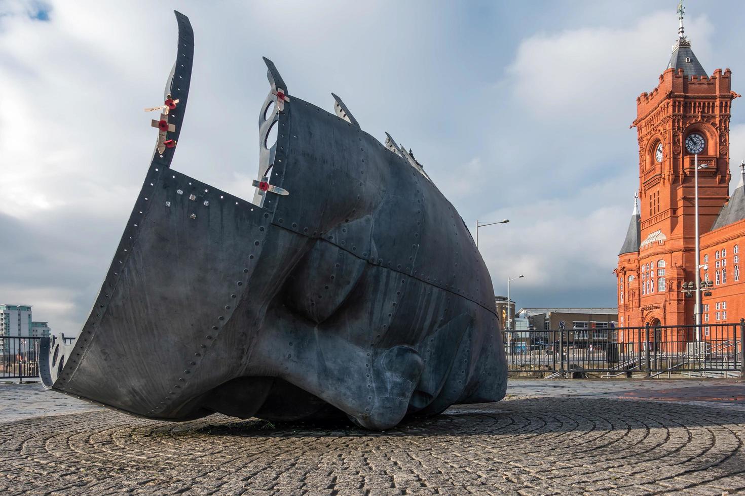 Cardiff, Galles, Regno Unito, 2014. Memoriale di guerra dei marittimi mercantili nella baia di Cardiff foto