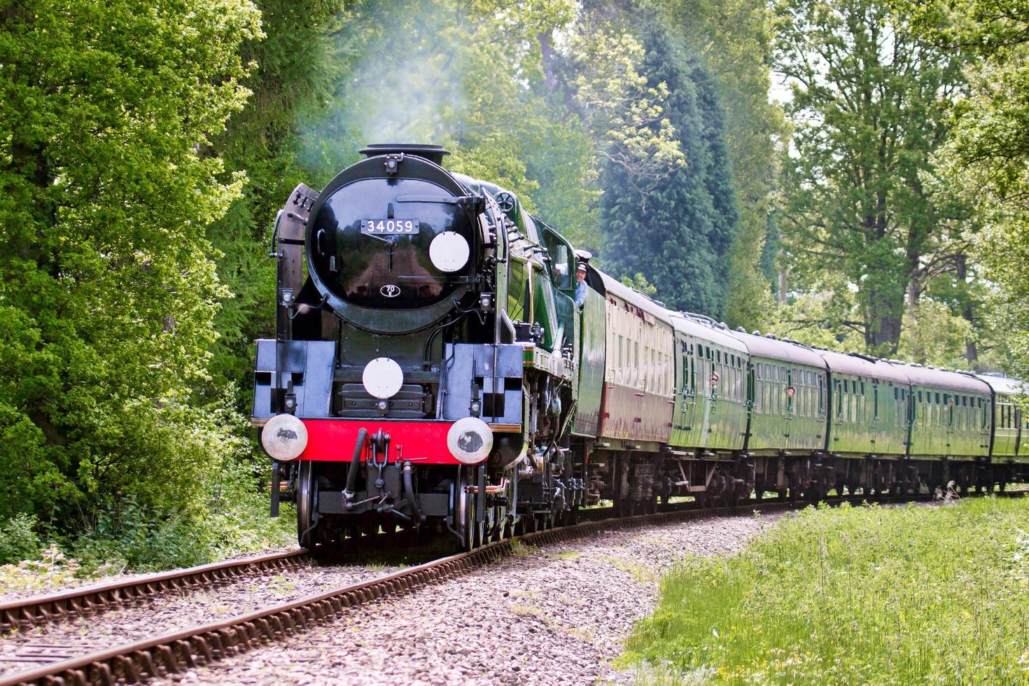 kingscote, sussex, regno unito, 2009. ricostruito bulleid light pacific no. 34059 locomotiva a vapore vicino alla stazione di Kingscote foto