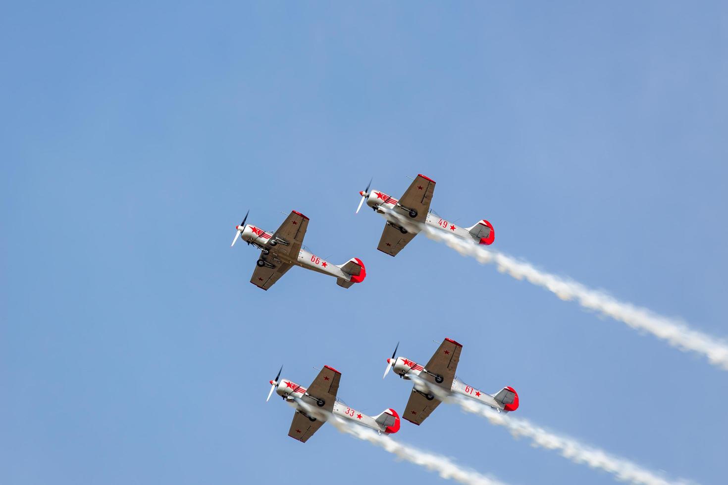 Shoreham via mare, West Sussex, Regno Unito, 2011. quattro yakovlev yak-52 50 aerei in formazione serrata foto