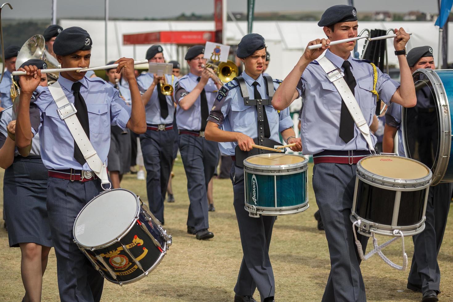 Shoreham via mare, sussex occidentale, regno unito, 2011. la banda del corpo di addestramento aereo che suona musica da marcia foto