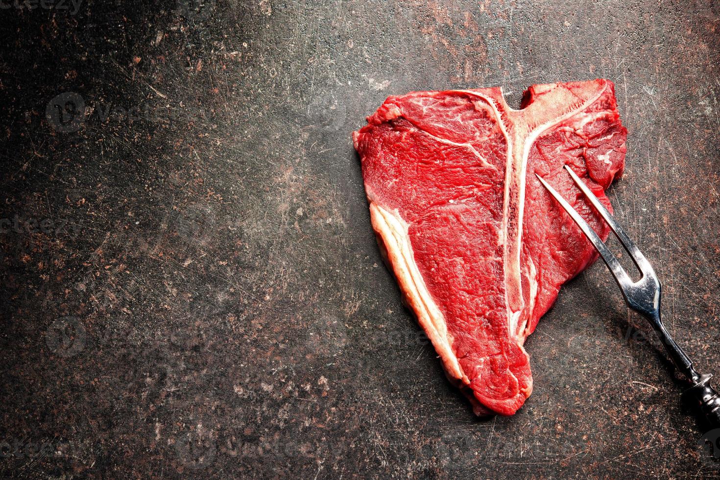 bistecca con l'osso crudo della carne fresca foto