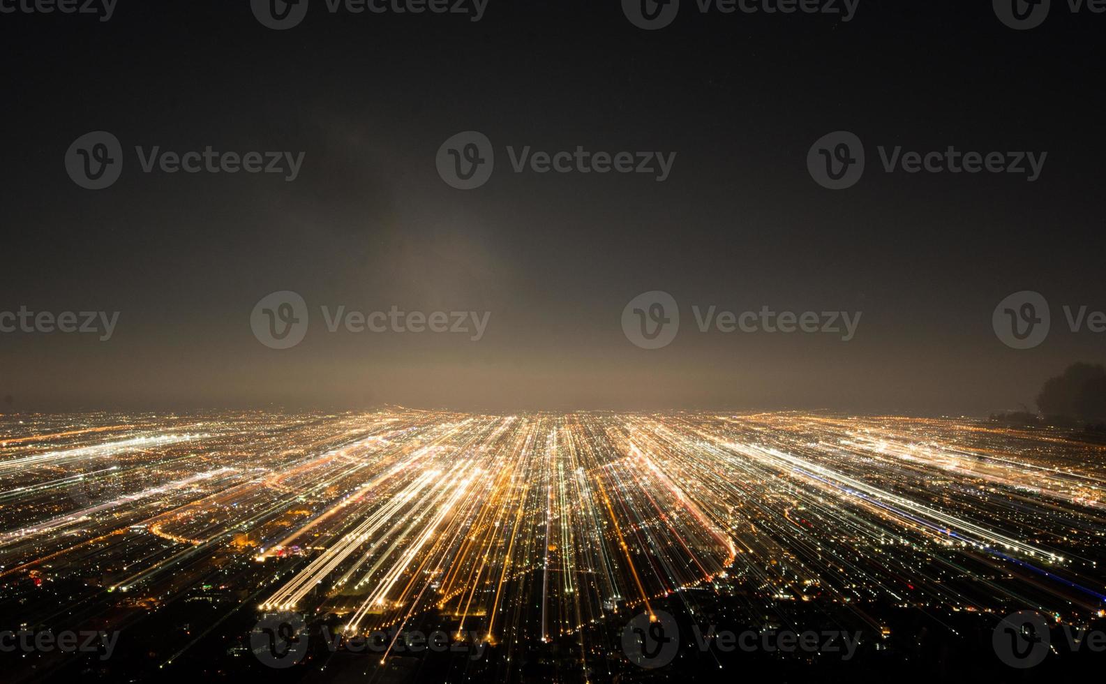 lunga esposizione astratta, foto surreale sperimentale, luci della città e dei veicoli di notte