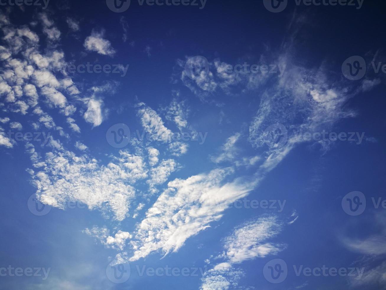 cielo blu con nuvole, sfondo azzurro del cielo. foto