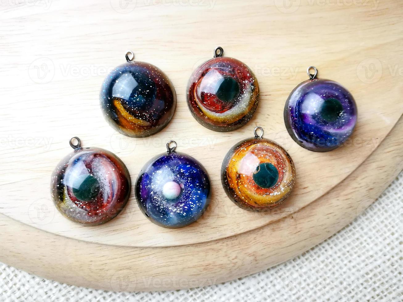 crea sottobicchieri per bevande Galaxy usando resina, glitter e polveri di pigmenti, oggetti fatti a mano. adatto per portachiavi, collana e ciondolo. foto