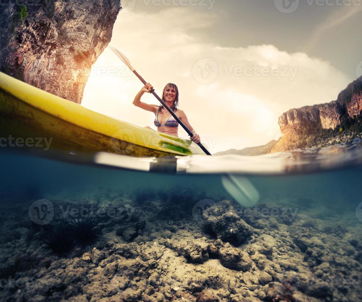 signora con kayak foto