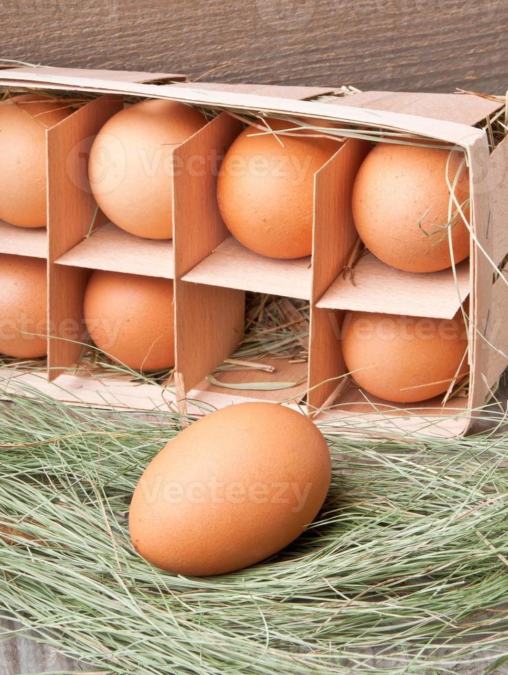 uova in un contenitore di legno foto