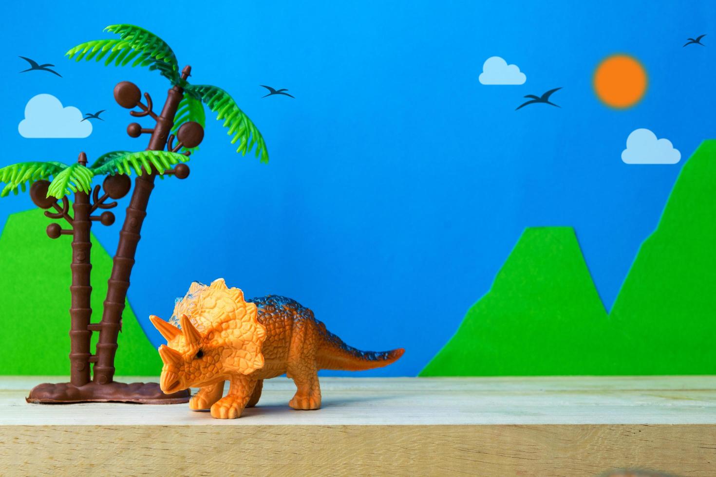 modello giocattolo triceratopo su sfondo di modelli selvaggi foto