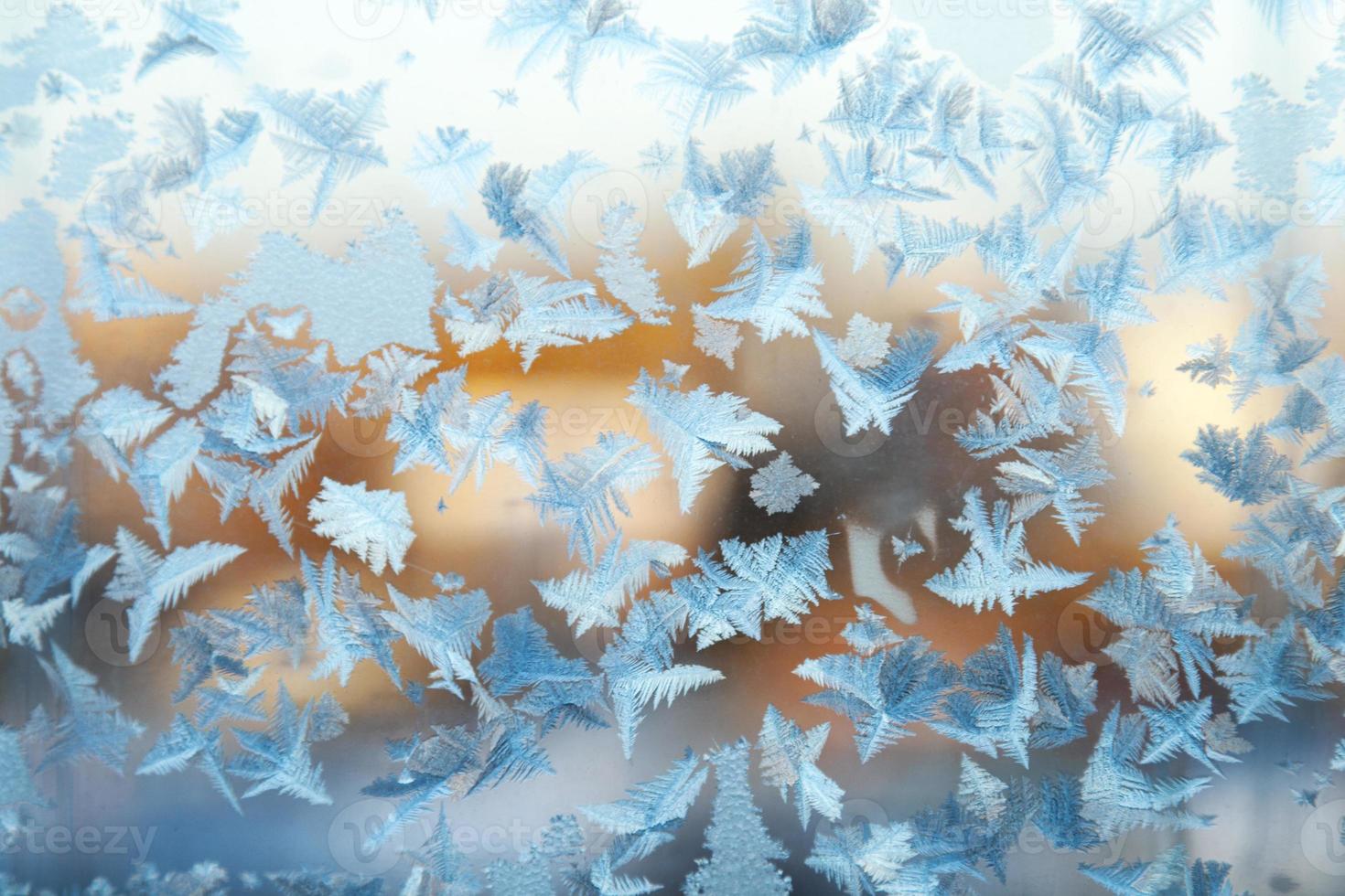 decorazione lucida del ghiaccio della finestra invernale foto