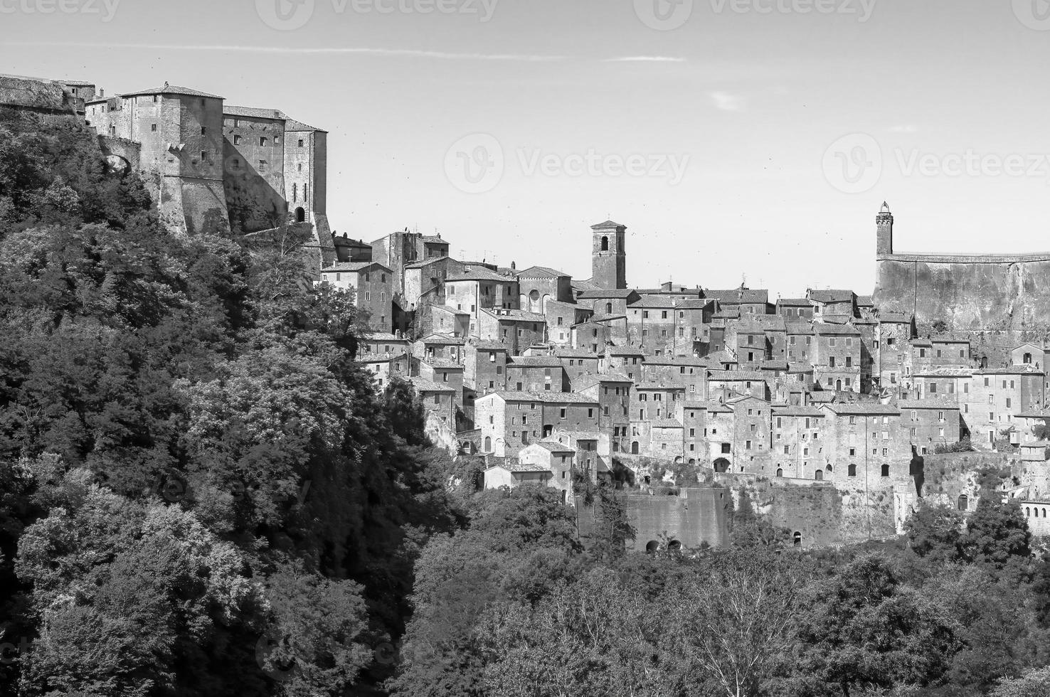 scatto in scala di grigi o di un antico villaggio in italia foto