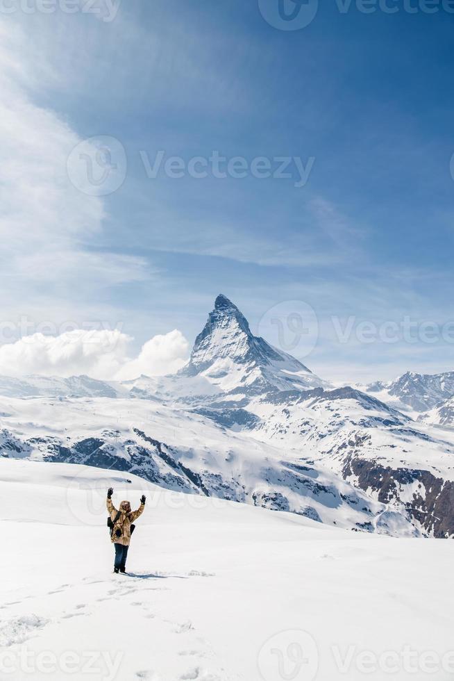 uomo in piedi sulla neve sullo sfondo del Cervino. foto