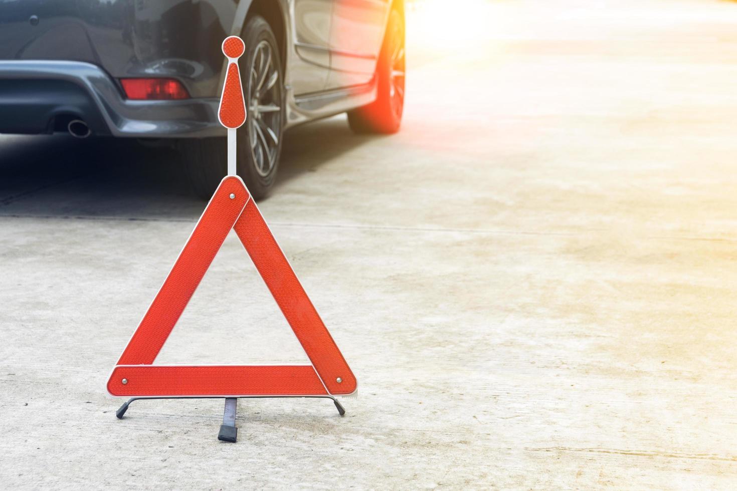 segno di auto rotta su una strada con un'auto in panne foto