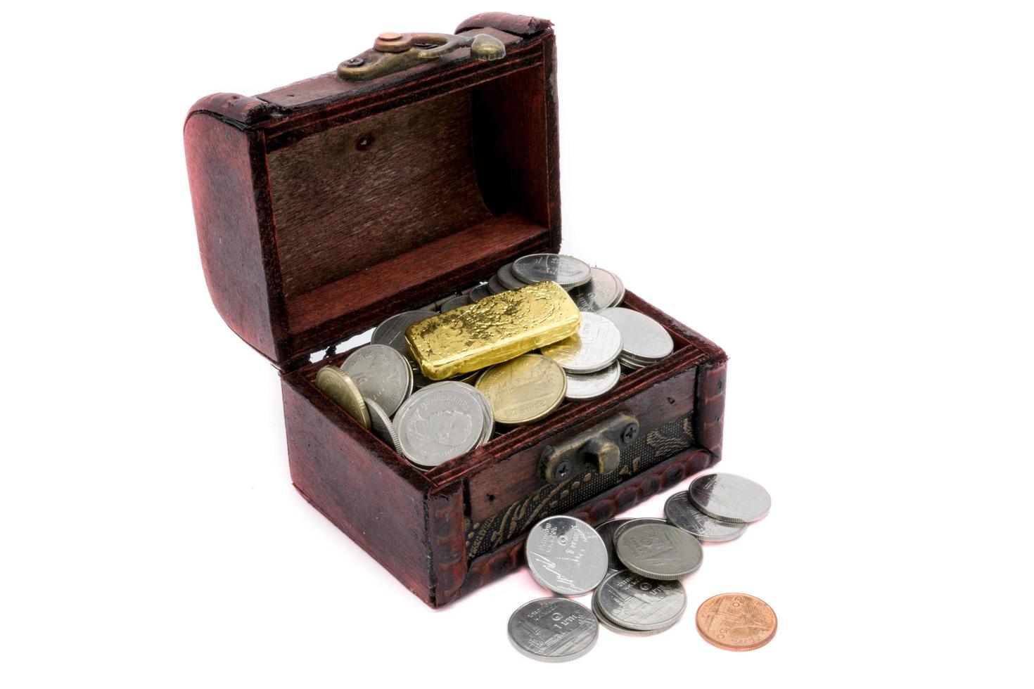 vecchia cassa di legno con monete d'oro foto