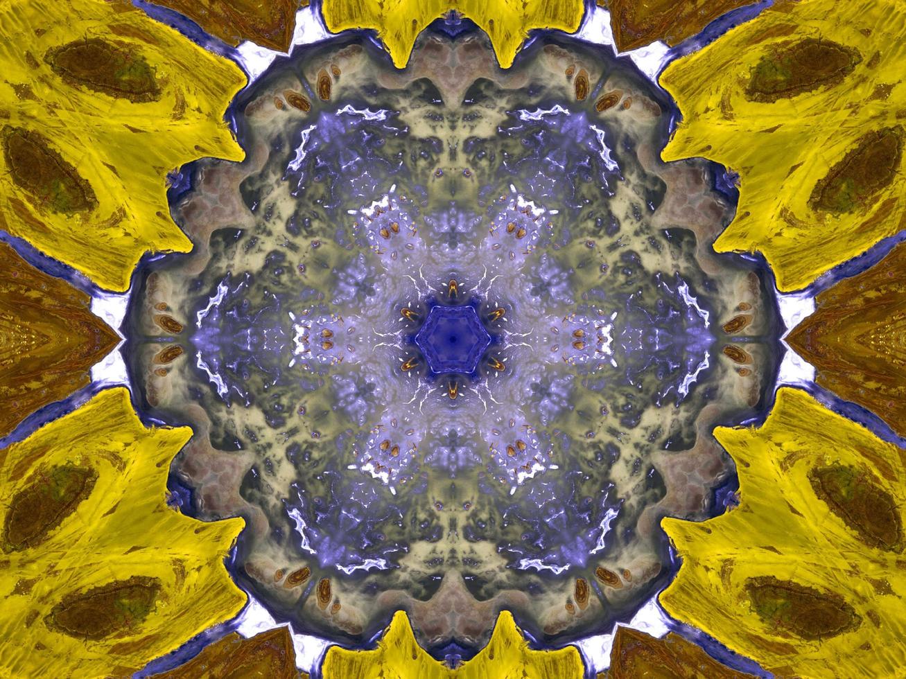 riflesso di fiori colorati in pattern caleidoscopio. sfondo astratto giallo e blu. foto gratis.