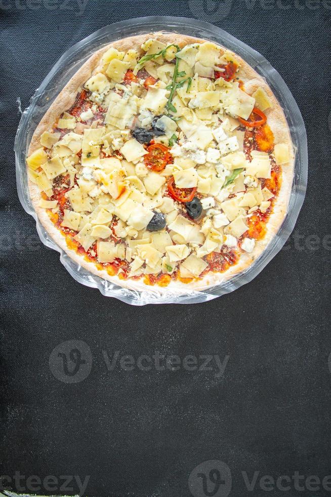 pizza surgelata imballaggio alimentare pellicola trasparente cellophane sbrinamento rapido pasto fresco cibo sano spuntino dieta sul tavolo spazio copia cibo foto