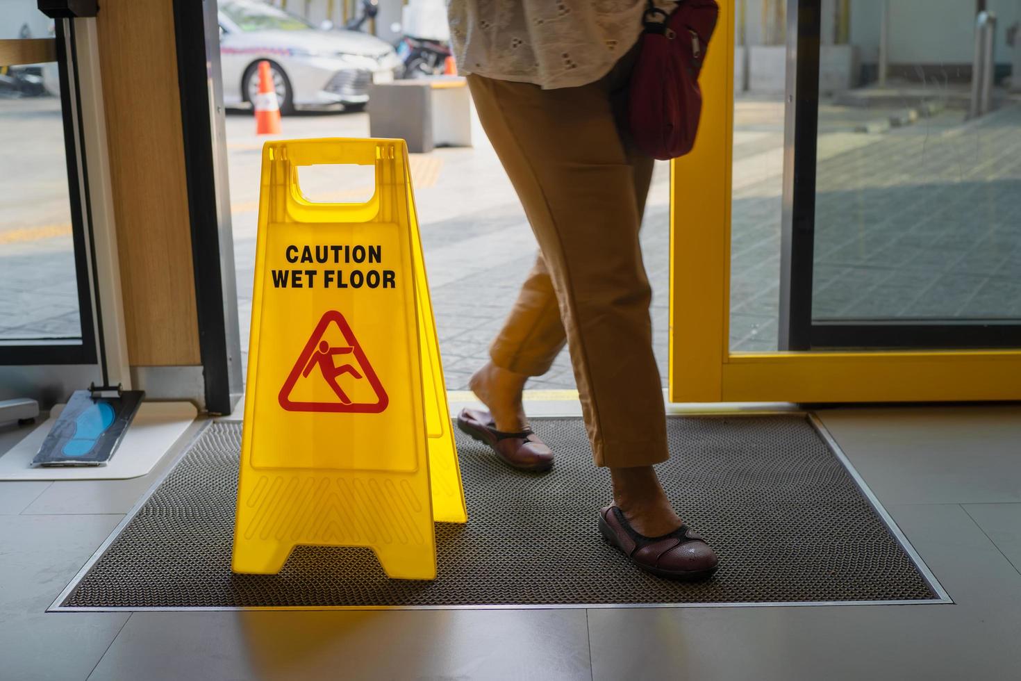 segnale di avvertimento giallo pavimento bagnato in negozio. foto