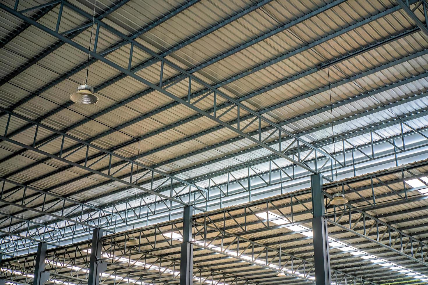 tetto in lamiera e struttura in acciaio in fabbrica, design del tetto che consente a masse di luce naturale di entrare nella stanza foto