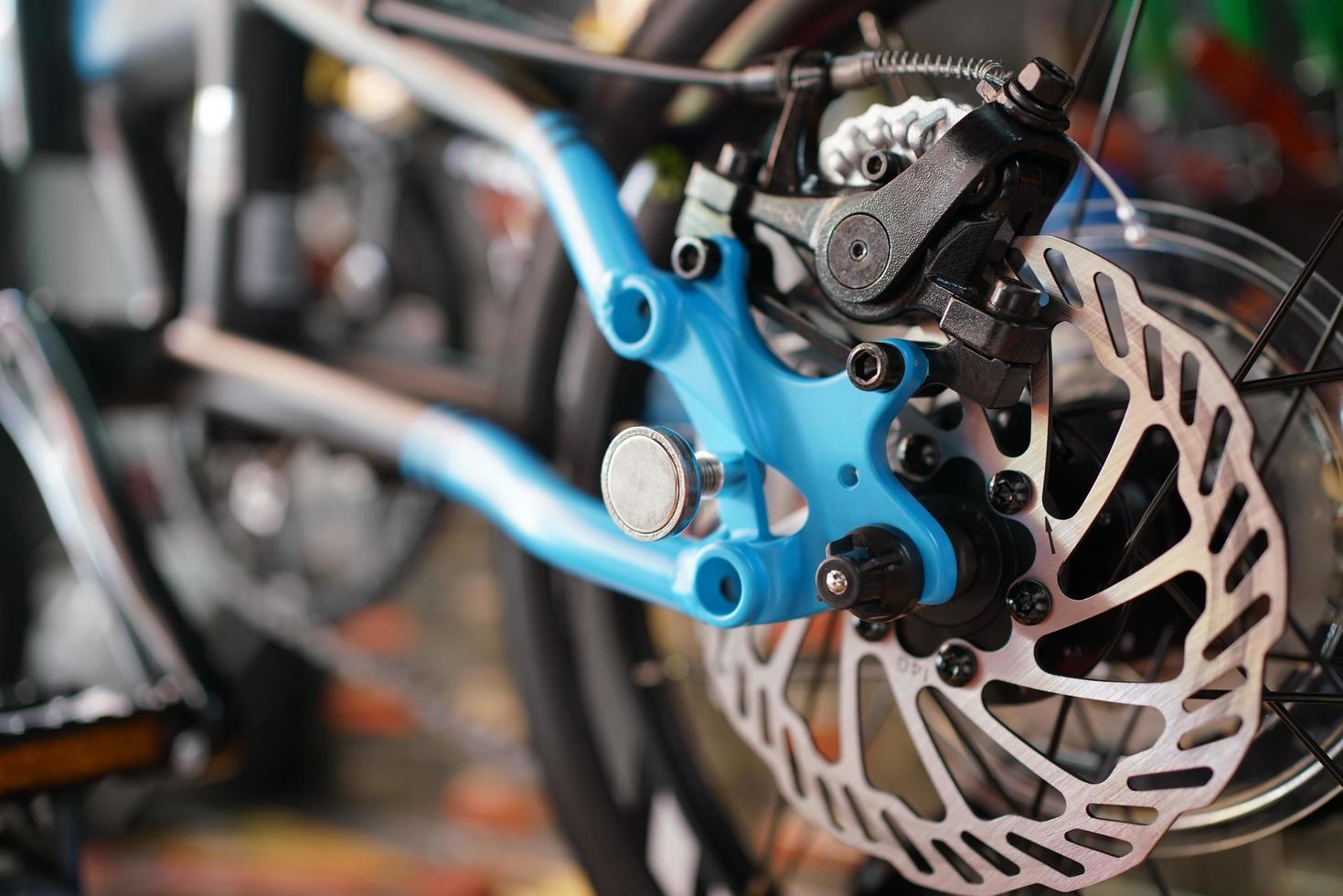freno a disco su bicicletta pieghevole, concetto di manutenzione e riparazione della bicicletta foto