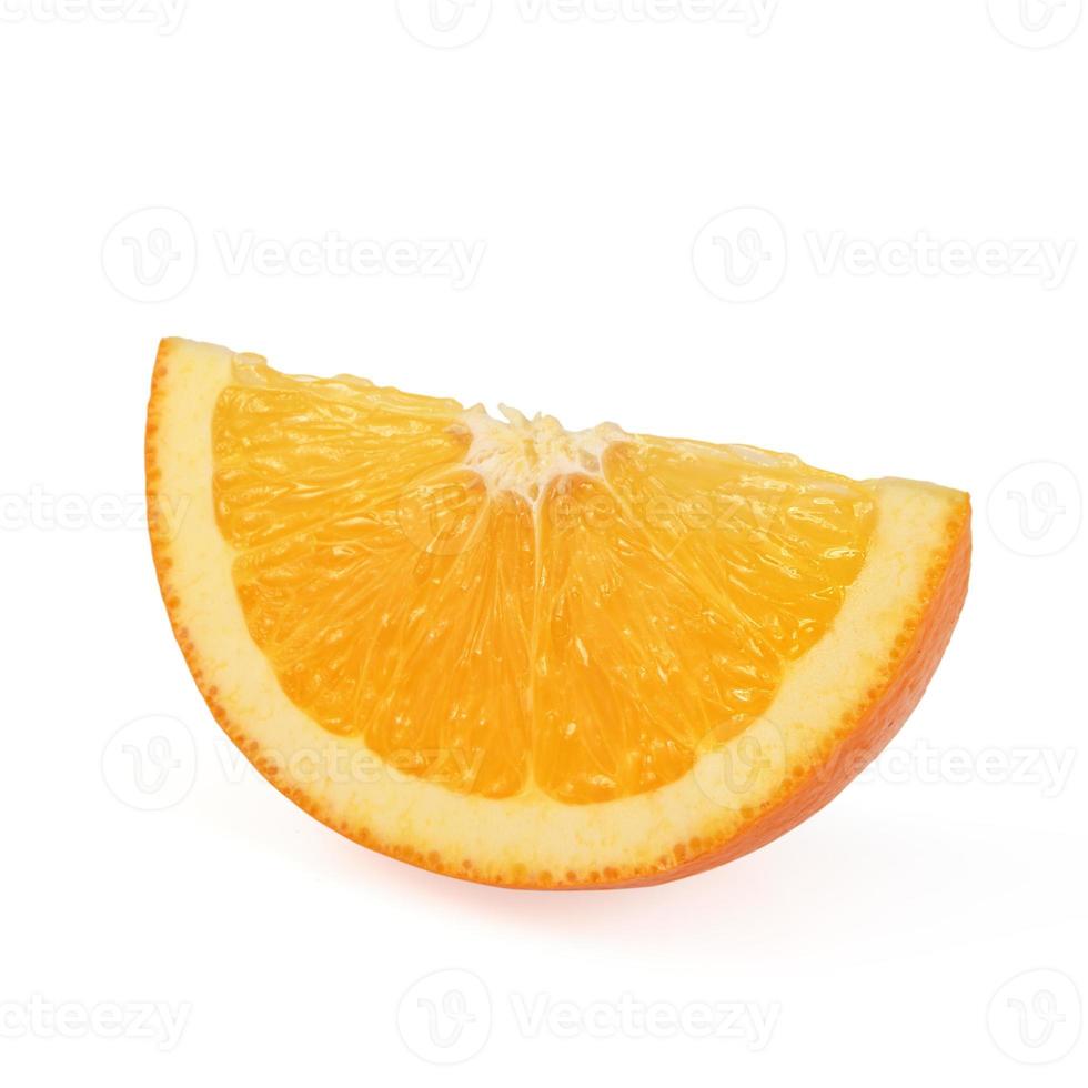 fetta d'arancia isolata su bianco foto