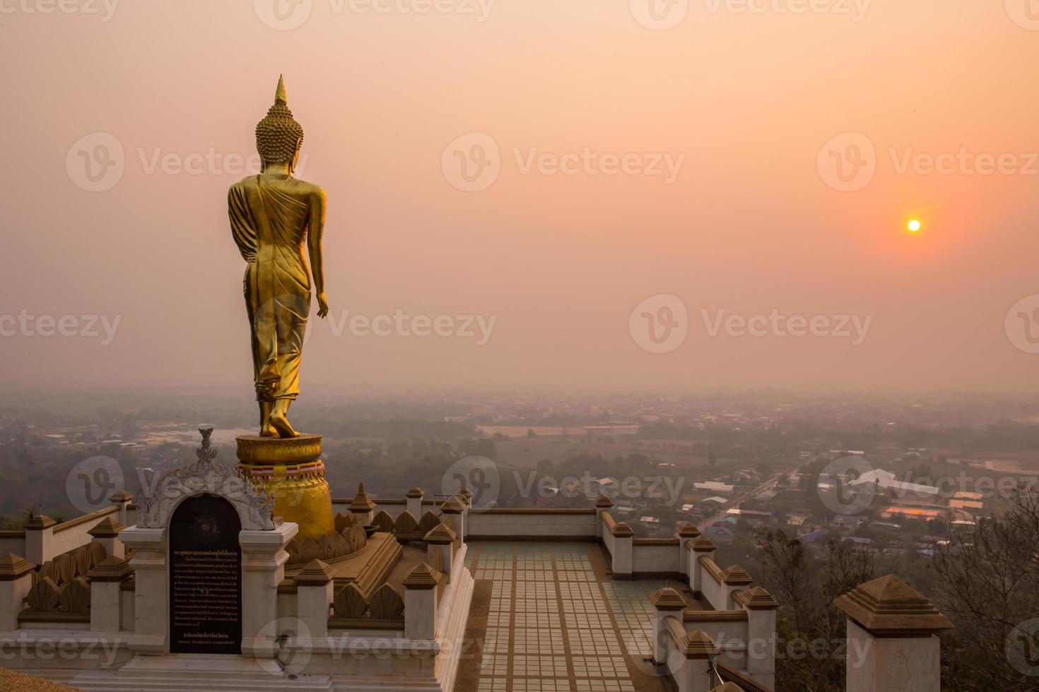 Buddha in piedi su una montagna provincia nan, Thailandia foto