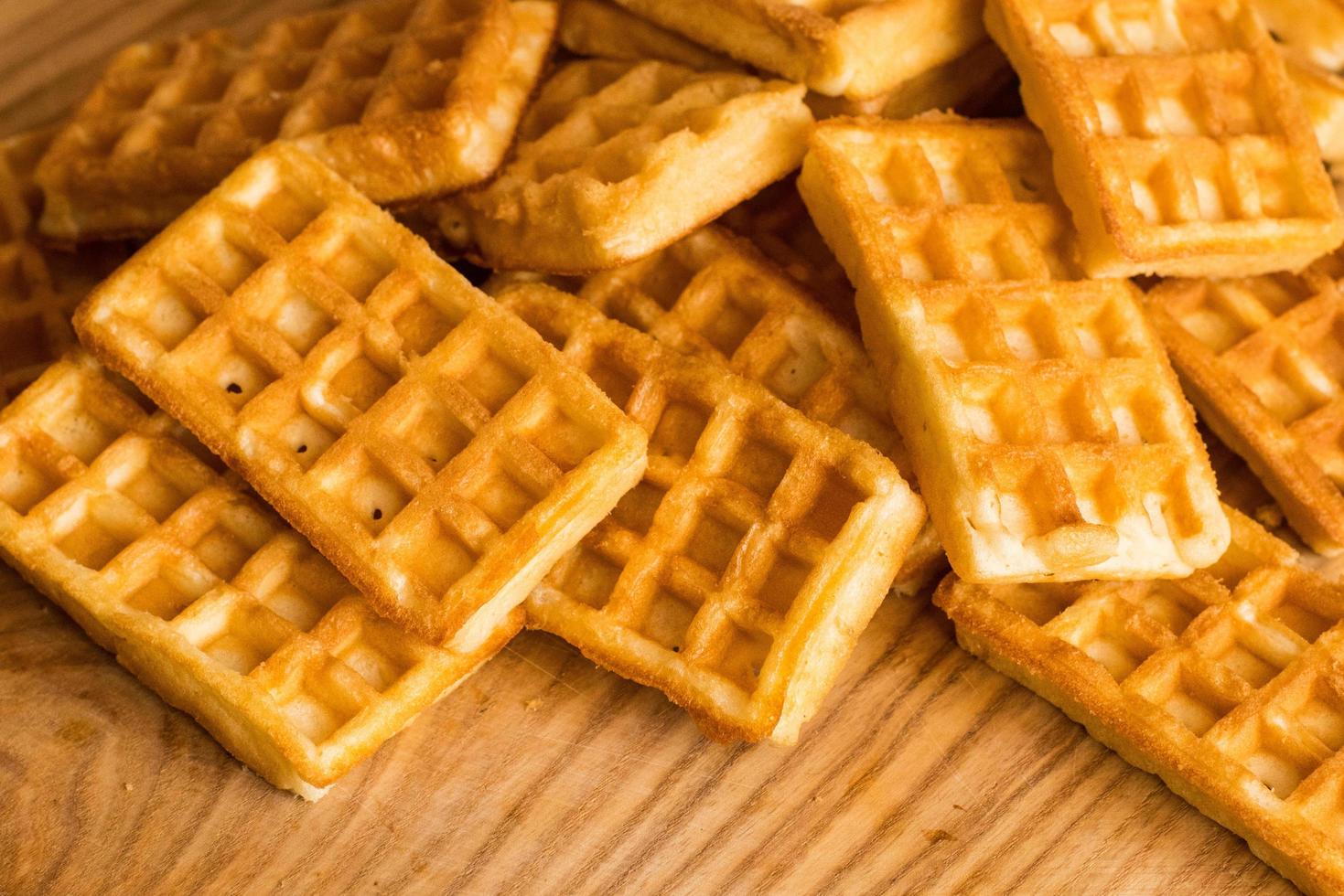 primo piano di molti waffle belgi sul tavolo di legno foto