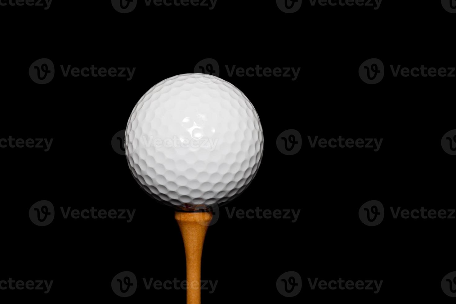 pallina da golf sul tee-peg su sfondo nero foto