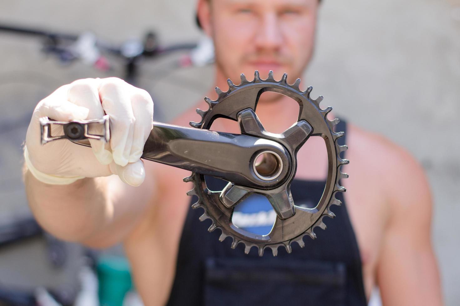 processo di riparazione e pulizia di biciclette, primi piani di parti di biciclette, officina per biciclette foto