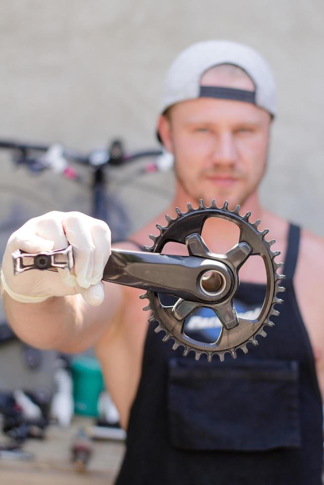 processo di riparazione e pulizia di biciclette, primi piani di parti di biciclette, officina per biciclette foto