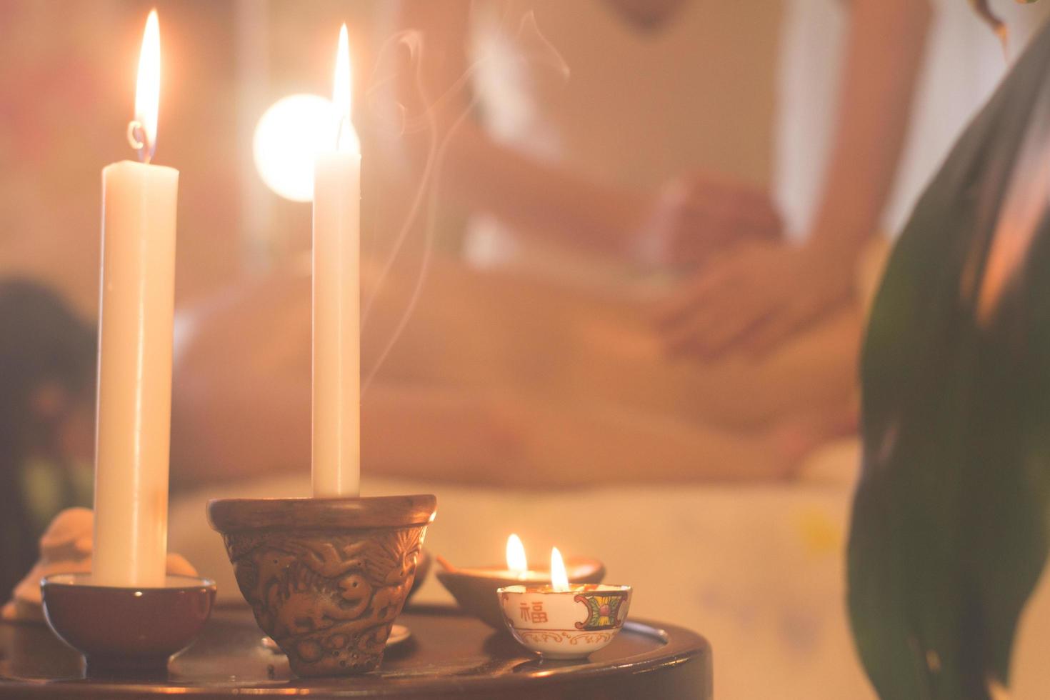 primo piano del processo di massaggio. le mani della donna fanno il massaggio nella spa. foto