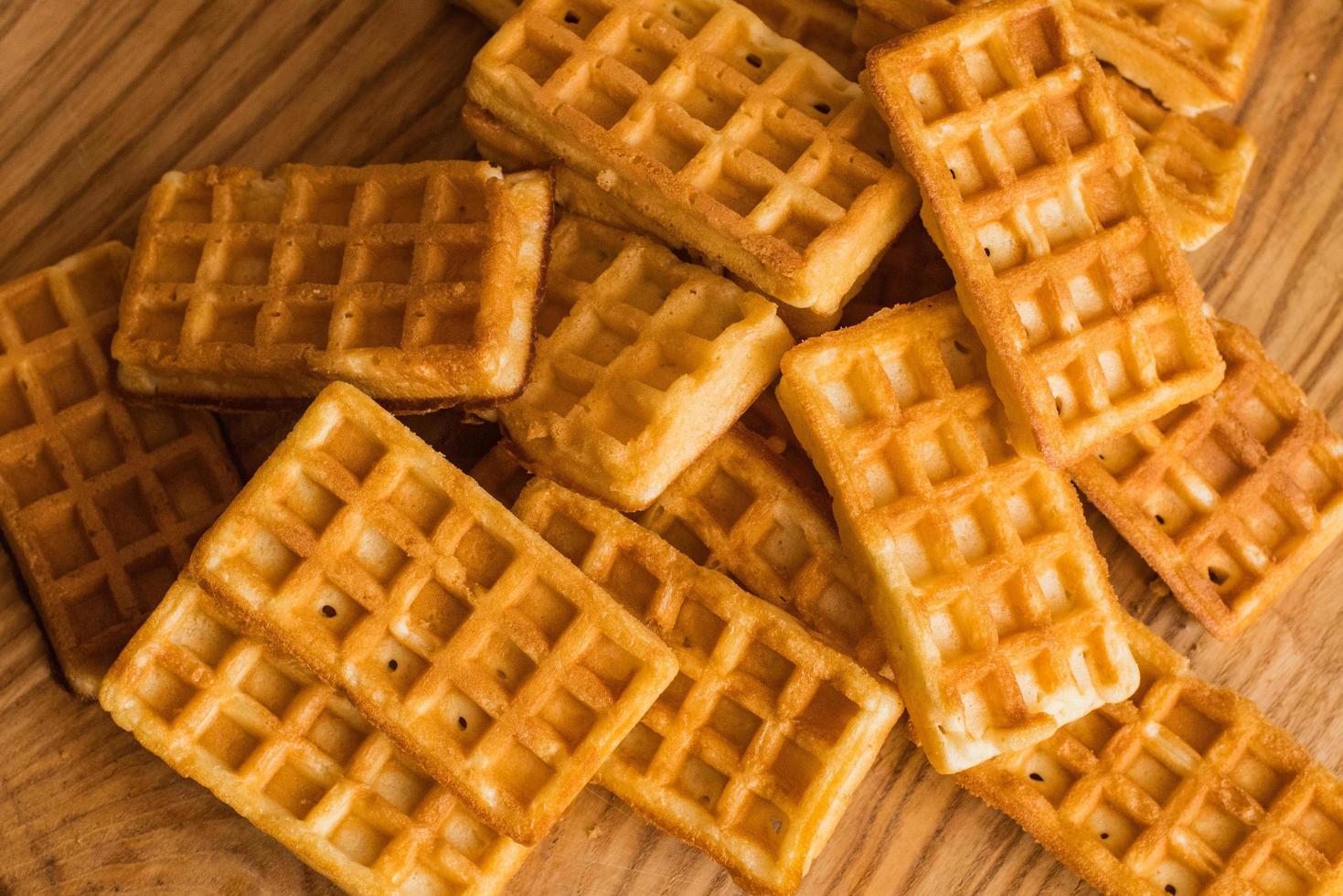 primo piano di molti waffle belgi sul tavolo di legno foto