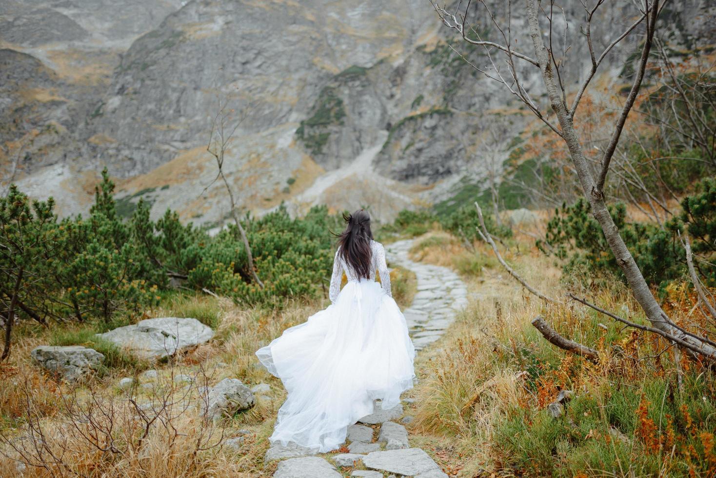 sposa vicino al lago dell'occhio di mare in polonia foto